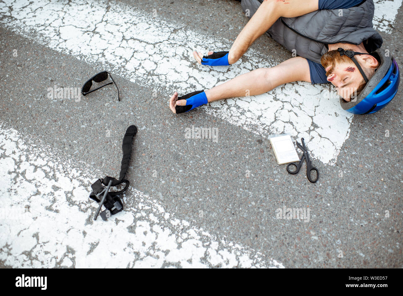 Lieux d'un accident de la route avec les cyclistes blessés gisant sur le passage pour piétons à proximité de la location de vélos et de casse Banque D'Images