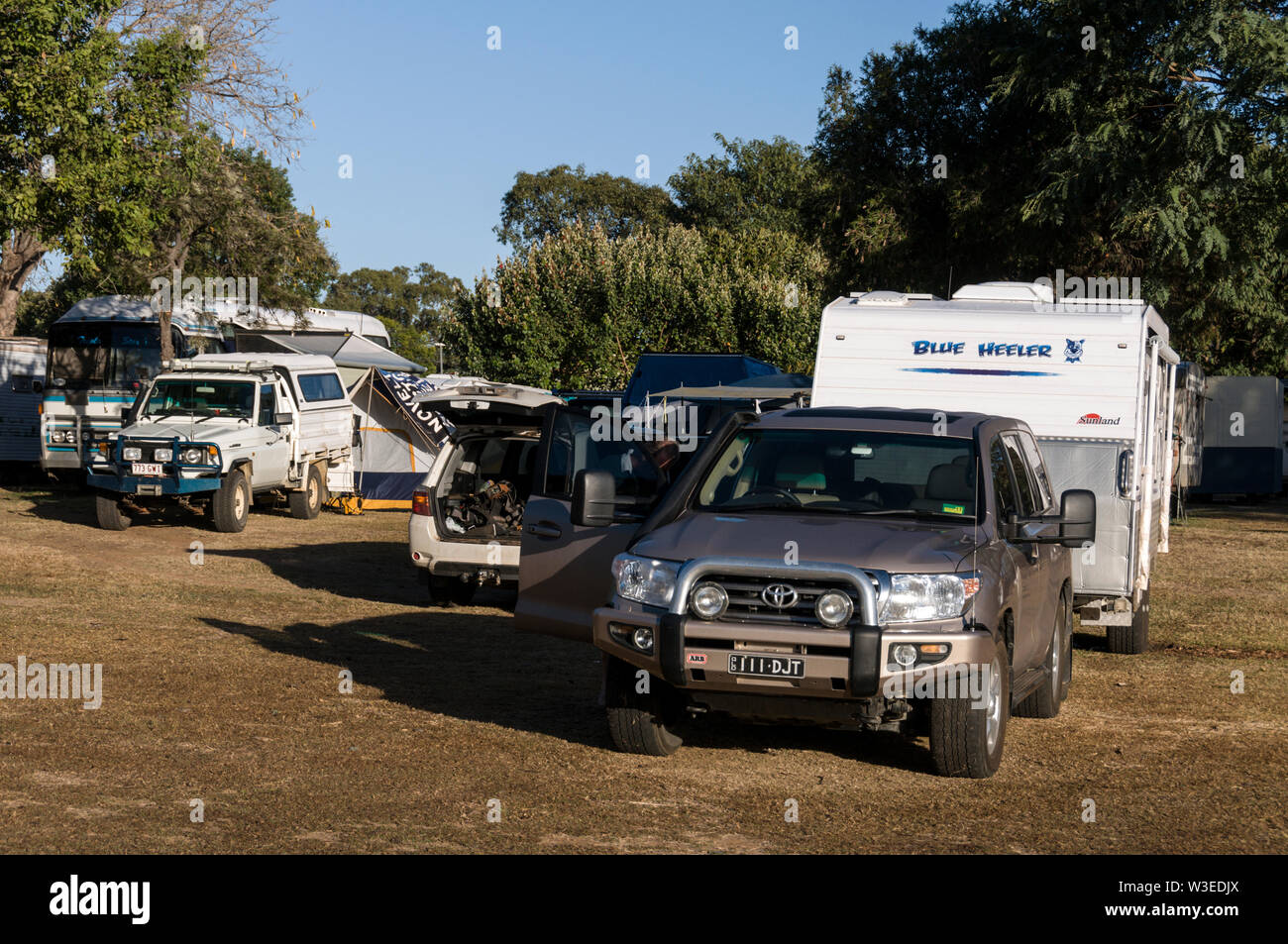 Nouveaux arrivants le remorquage de leurs immenses maisons mobiles à l'Clermont à Clermont en Central Queensland, Australie. Clermont est une petite ville sur la th Banque D'Images