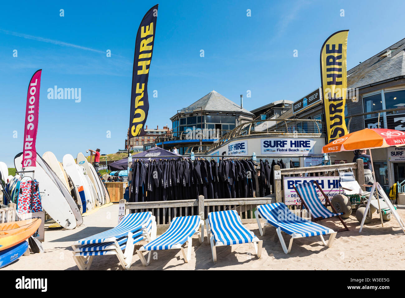 Publicité bannières colorées Location Surf Fistral à plage de Fistral à Newquay en Cornouailles. Banque D'Images