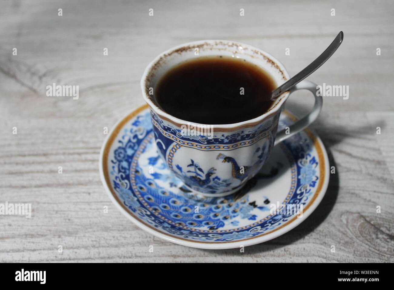 Blue cup avec strong black café pour le petit déjeuner du matin Banque D'Images