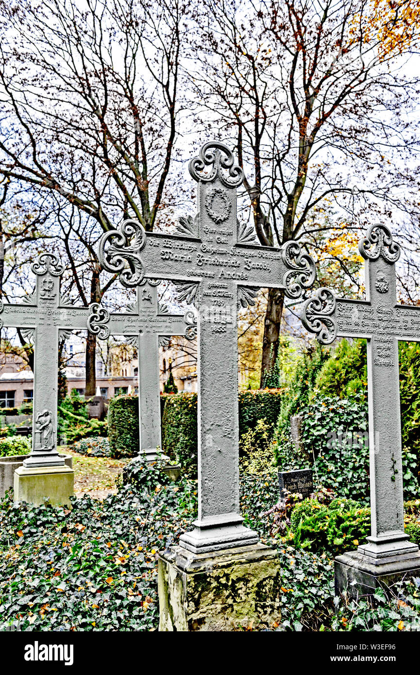 Auf dem Grabkreuze Dorotheenstädtischen Friedhof Berlin ; grave croise à un cimetière de Berlin Banque D'Images