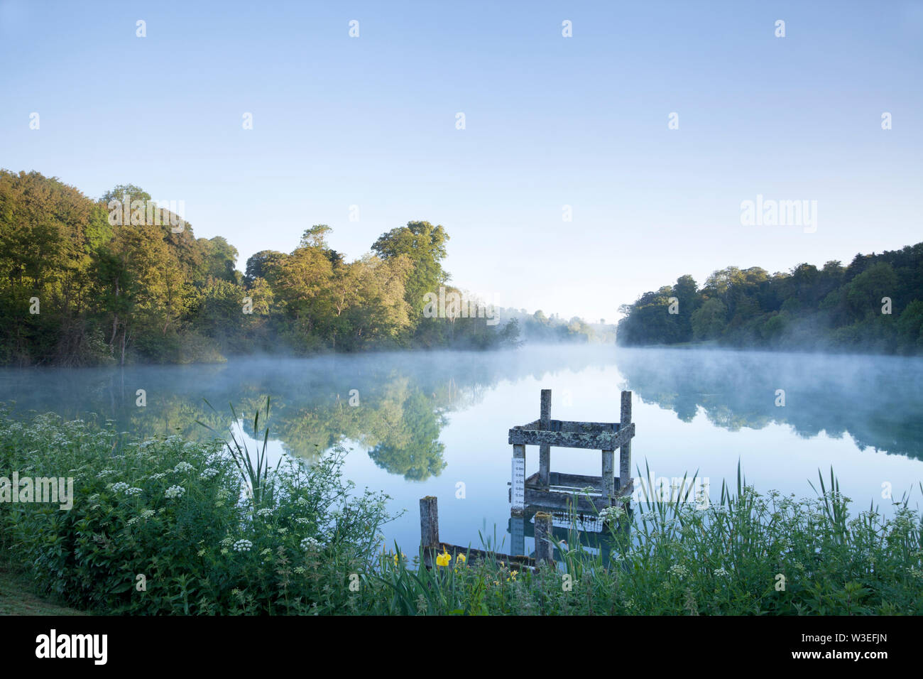 Brume matinale sur le lac à Fonthill, près de Meyssac dans le Wiltshire. Banque D'Images