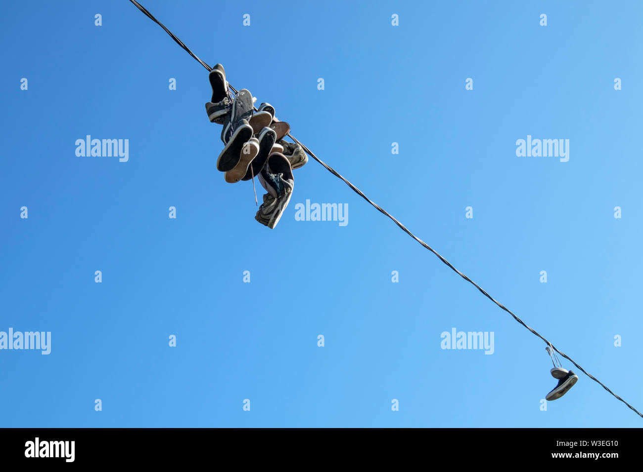 Vieilles chaussures suspendues à du fil Banque de photographies et d’images à haute résolution