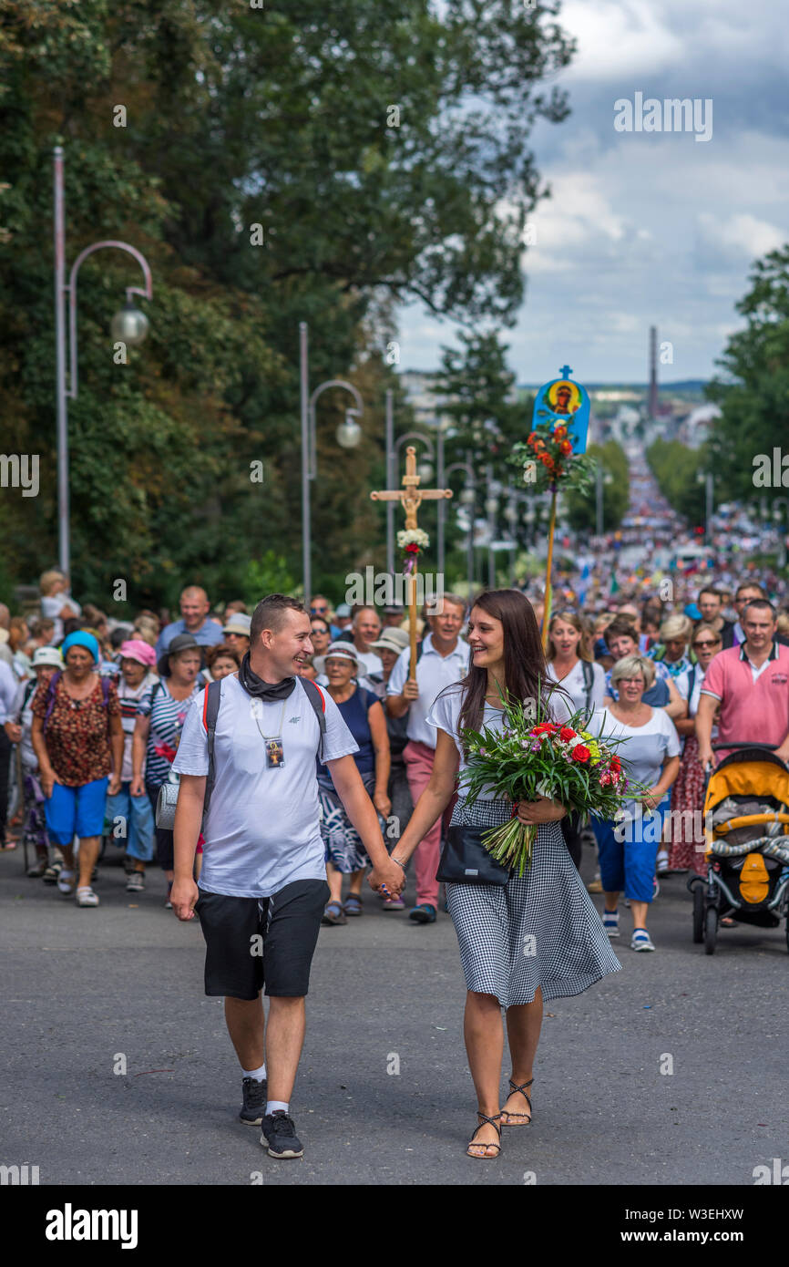 L'arrivée des pèlerins au sanctuaire de Jasna Góra lors de la célébration de l'assomption de Marie en août, Czestochowa, Pologne 2018. Banque D'Images