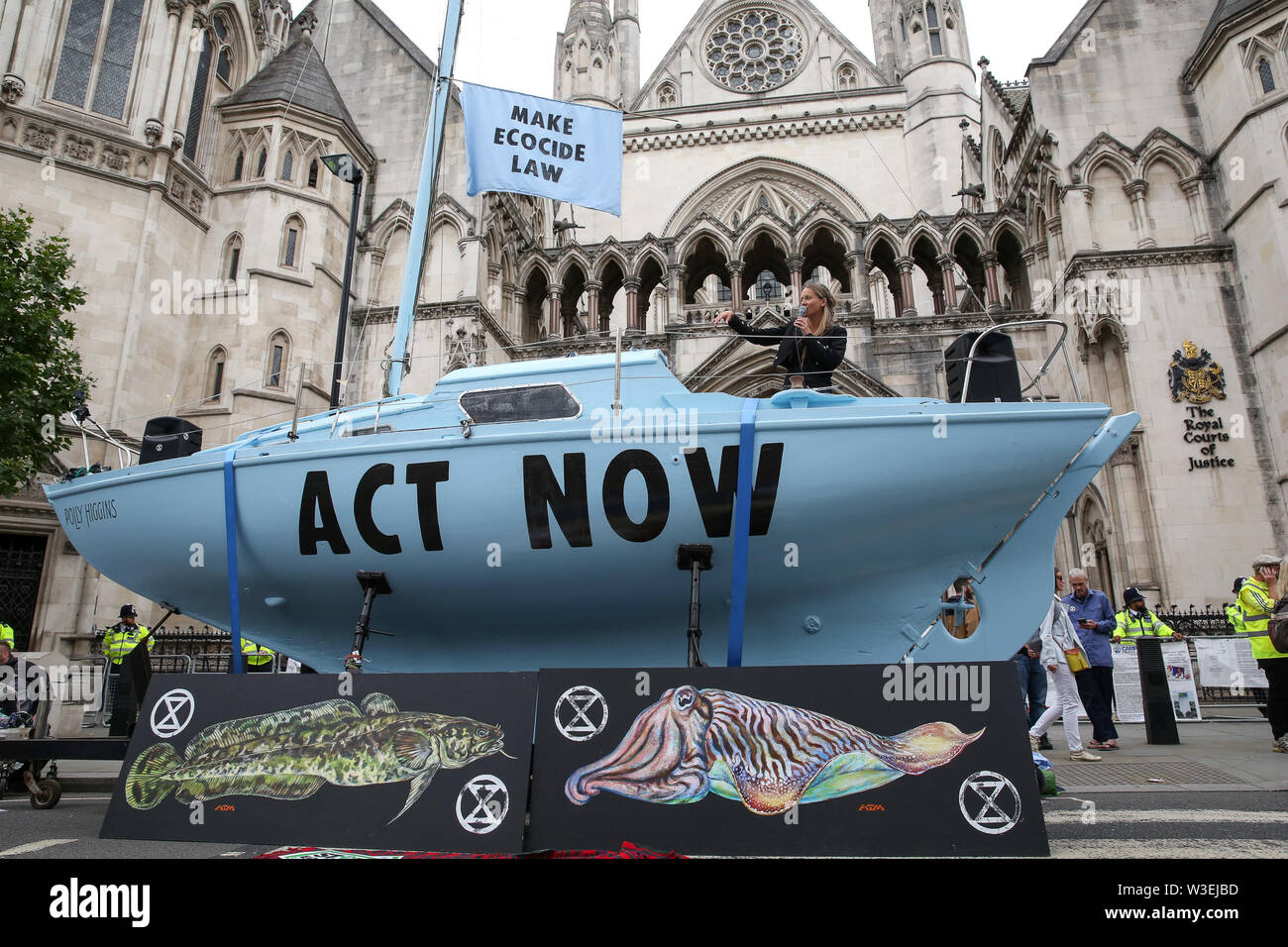 Royal Courts of Justice. Londres, Royaume-Uni 15 Juillet 2019 - Des centaines de militants du changement climatique rébellion Extinction manifestations devant les cours royales de justice pour le système juridique d'assumer la responsabilité dans la crise des changements climatiques, et d'assurer la sécurité des générations futures en faisant de l'écocide droit. Le groupe de droit de l'environnement organise des manifestations similaires à Londres, Cardiff, Glasgow, Bristol, Norwich et d'autres villes du pays. Credit : Dinendra Haria/Alamy Live News Banque D'Images