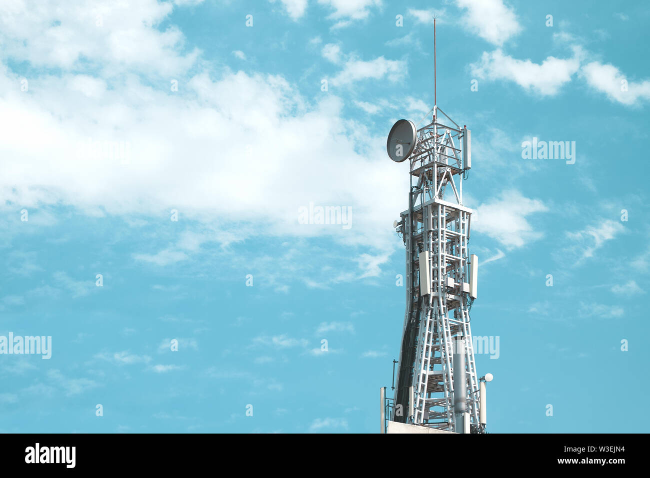 Telecom mobile communication signal tour contre un ciel bleu. Copie vide de l'espace pour l'éditeur de texte. Banque D'Images