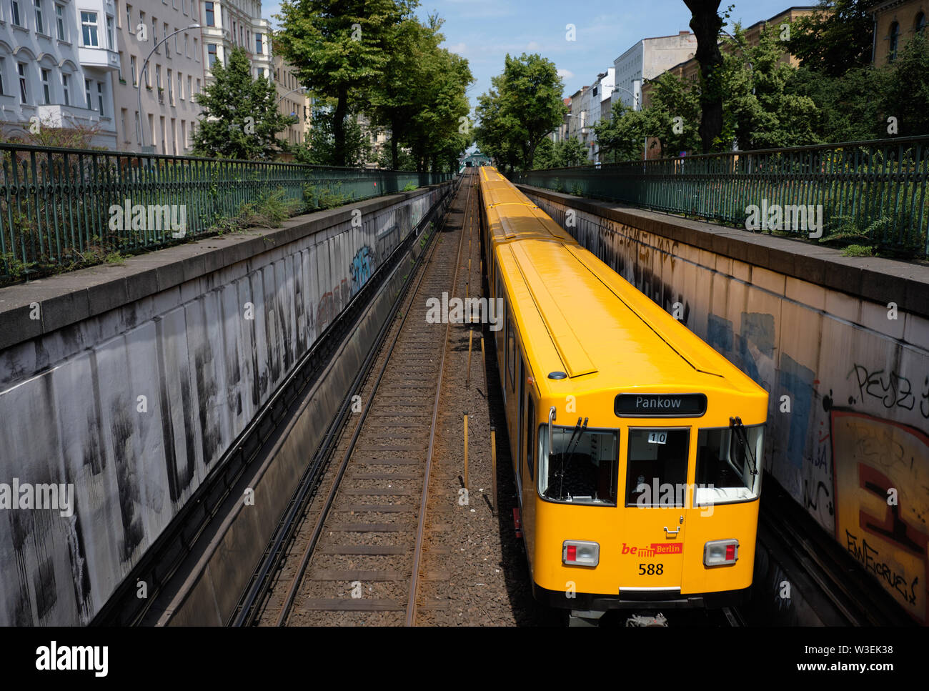 Berlin, Allemagne. Métro, train jaune Pankow en position sous terre comme vu du dessus Banque D'Images