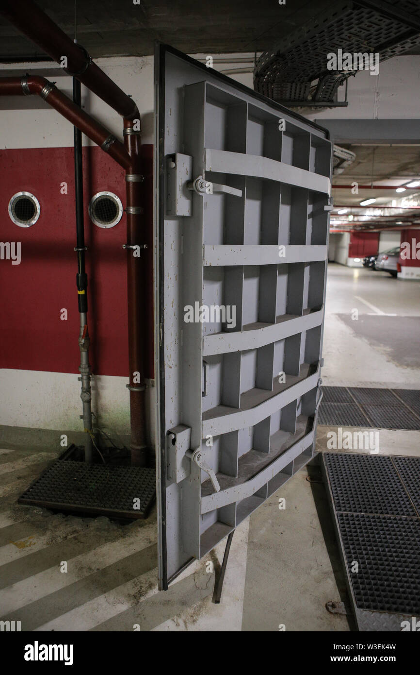 Détails avec le heavy metal portes d'une explosion nucléaire (ABRI) abri, quatre histoires sous la surface du sol, dans une grande place de parking souterrain. Banque D'Images