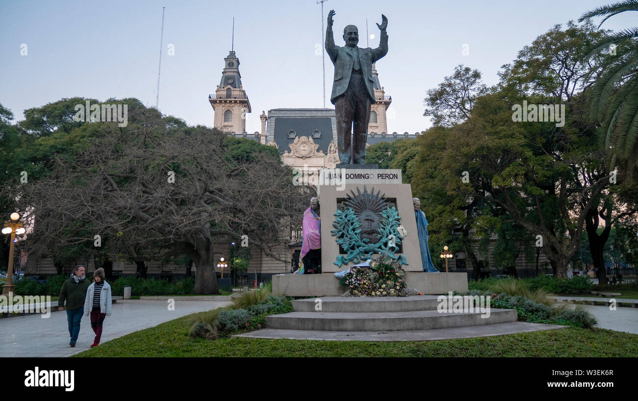 Buenos Aires, Argentine, 13 de julio de 2019. Estatua de Juan Domingo Perón en la Ciudad de Buenos Aires, Argentine. Viven en sans-abri est (monumento. Banque D'Images