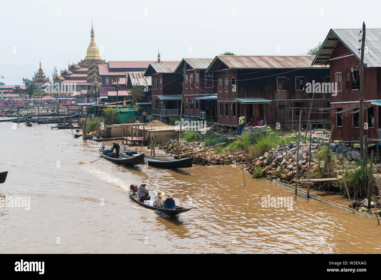 Haspres Thauk, Myanmar - Avril 2019 : Birman traditionnel maison flottante reflétant dans l'eau du lac Inle. Banque D'Images