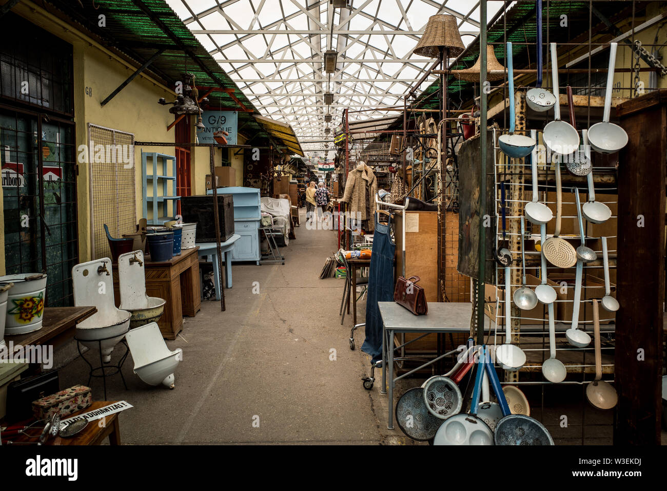 Antiquités - BROCANTES BUDAPEST HONGRIE - HASZNALTCIKK PIAC - VINTAGE ET RÉTRO DES MARCHANDISES POUR LA VENTE - MARCHE AUX PUCES BUDAPEST - VINTAGE BROCANTE © Frédéric Beaumont Banque D'Images