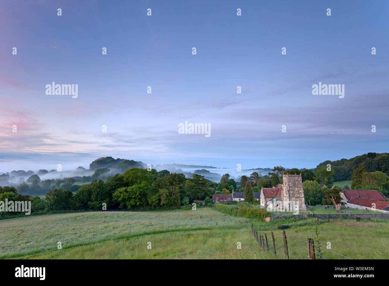 Une vue de la vallée de la Nadder dans le Wiltshire, y compris l'église All Saints à Sutton Mandeville. Banque D'Images