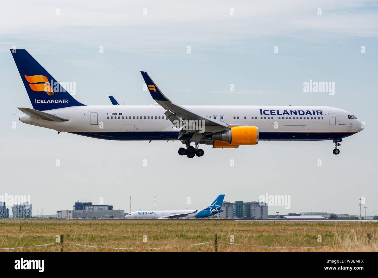 TF-N, le 11 juillet 2019, Boeing 767-319 (ER) -30586 l'atterrissage sur les pistes d'aéroport Paris Roissy Charles de Gaulle à la fin de vol Icelandair FI5 Banque D'Images