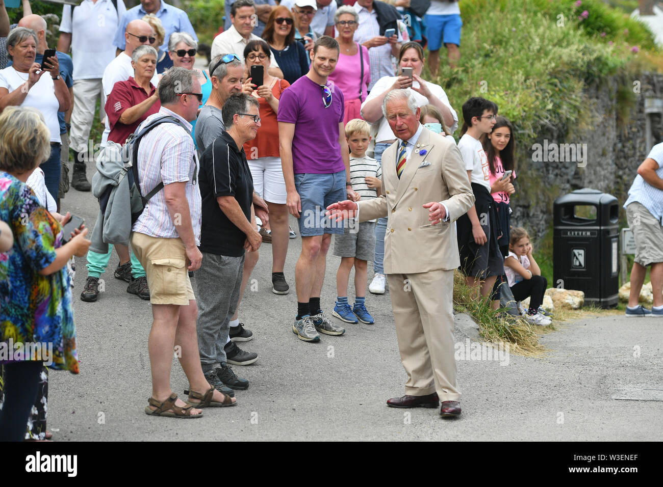 Le duc de Cornwall parle avec les habitants au cours d'une cérémonie pour marquer le 60e anniversaire de Cornwall Région d'une beauté National (AONB) au National Trust de Boscastle, Centre d'Ostional, le premier jour de sa visite à Cornwall. Banque D'Images