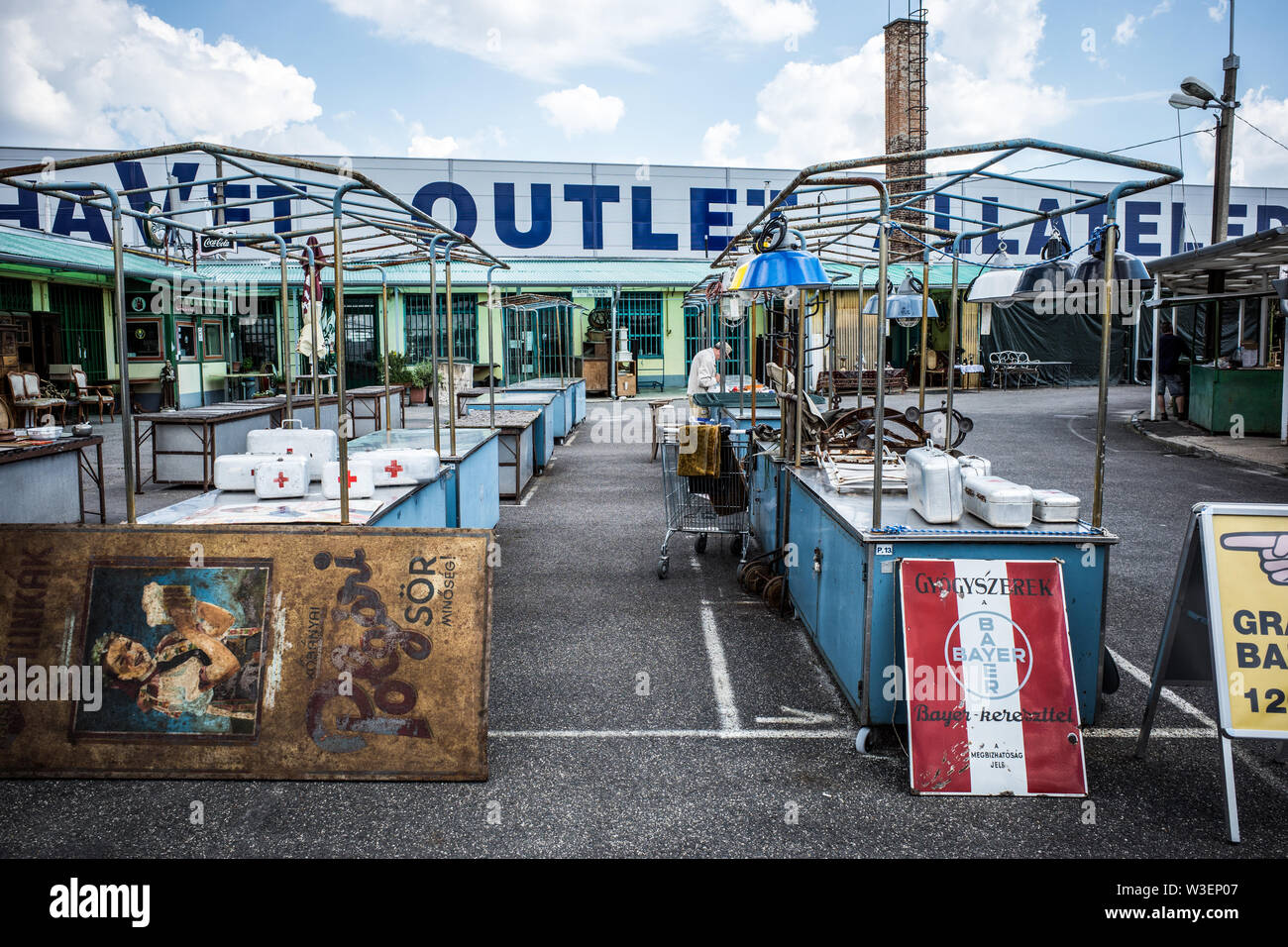 Antiquités - BROCANTES BUDAPEST HONGRIE - HASZNALTCIKK PIAC - VINTAGE ET RÉTRO DES MARCHANDISES POUR LA VENTE - MARCHE AUX PUCES BUDAPEST - VINTAGE BROCANTE © Frédéric Beaumont Banque D'Images