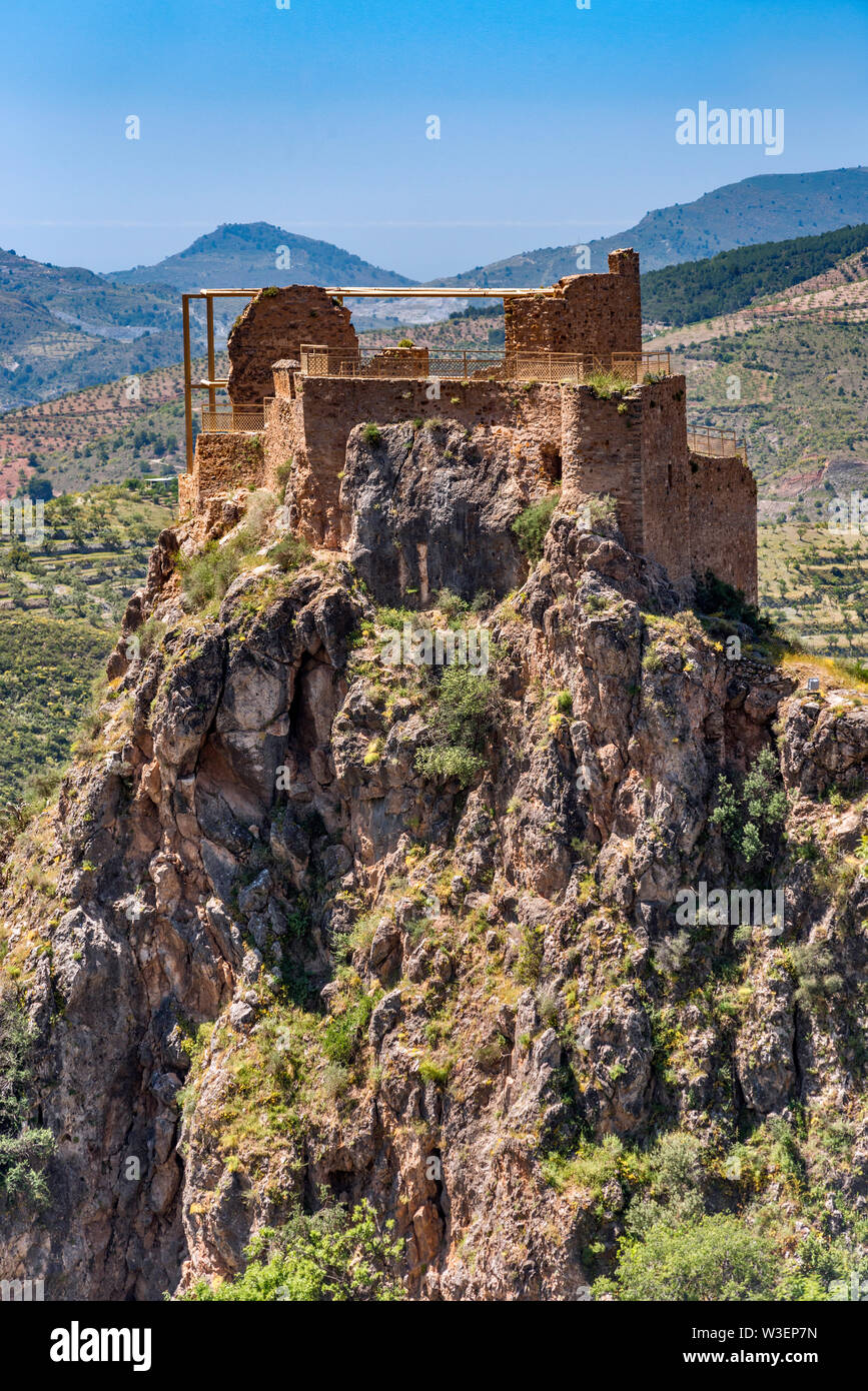 Château médiéval en ruine en haut rock à Lanjaron, Las Alpujarras, province de Grenade, Andalousie, Espagne Banque D'Images