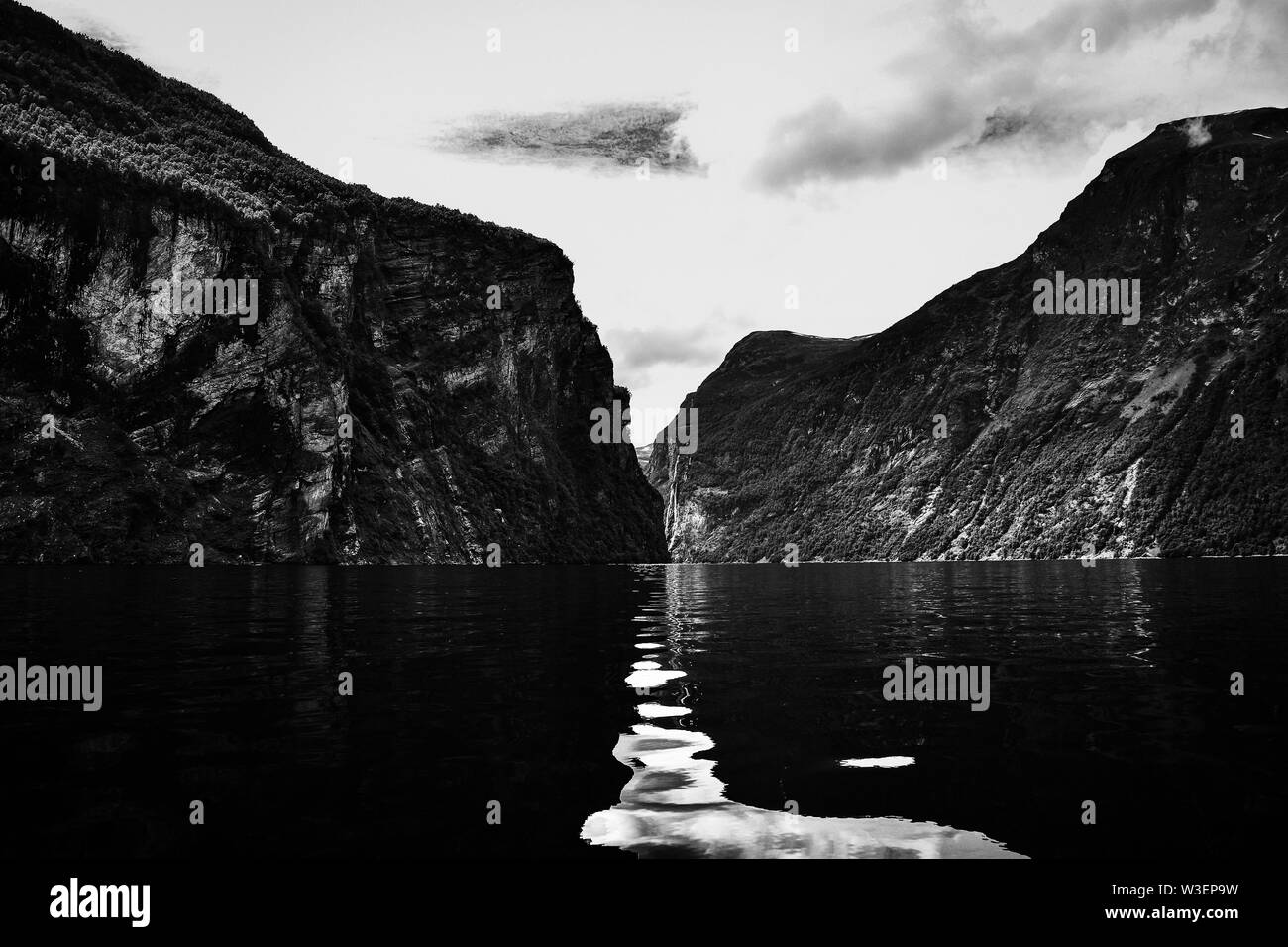 Superbe Geirangerfjord vu par voyage en bateau dans la région de Sunnmore, la Norvège, l'un des plus beaux fjords du monde, inclus à l'UNESCO World Heritage Banque D'Images