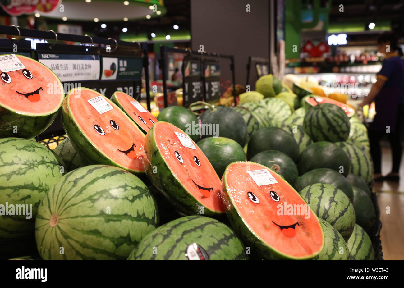 (190715) -- BEIJING, 15 juillet 2019 (Xinhua) -- Un client boutiques des fruits dans un supermarché dans la région de Urumqi, Chine du nord, dans la province du Hebei, le 12 juin 2019. (Photo de Yang Yang/Xinhua) Banque D'Images