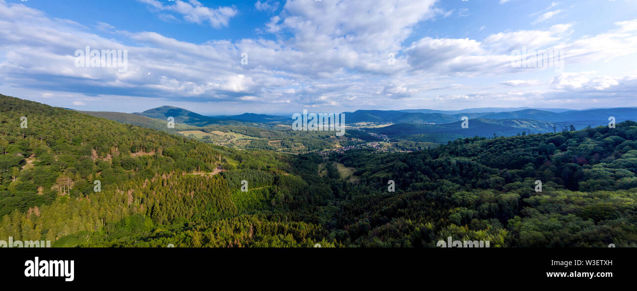 Paysage de montagne spacieux. Une vue de la colline de la vallée de l'Alsace. Vue panoramique, haute résolution. Banque D'Images