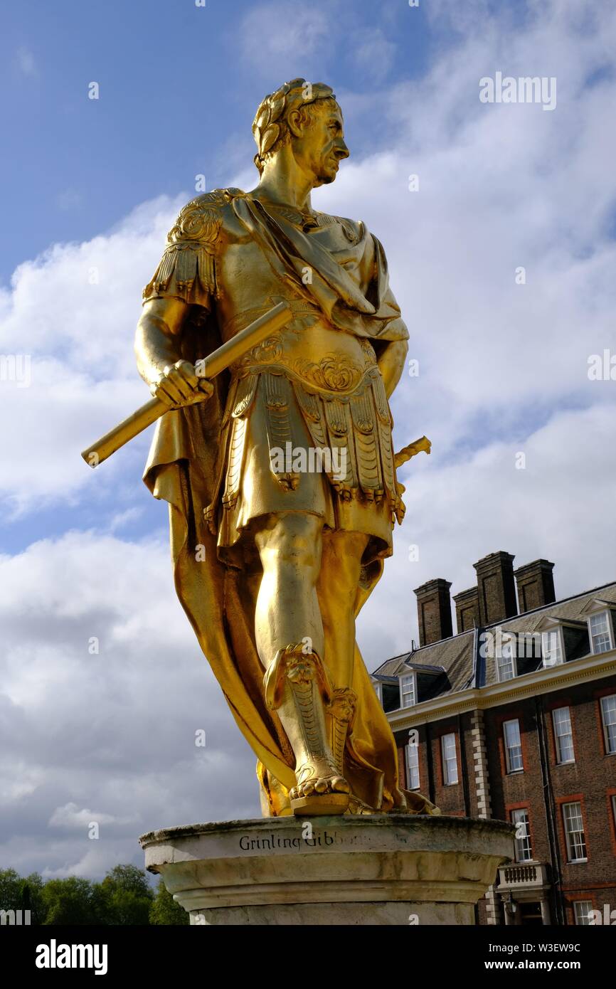 Chelsea Hospital, Chelsea Pensioners, On Parade, Scarlet Coats, soldats retraités, logements abrités, Chelsea Barracks, Statue, Georgian, Londres. Banque D'Images