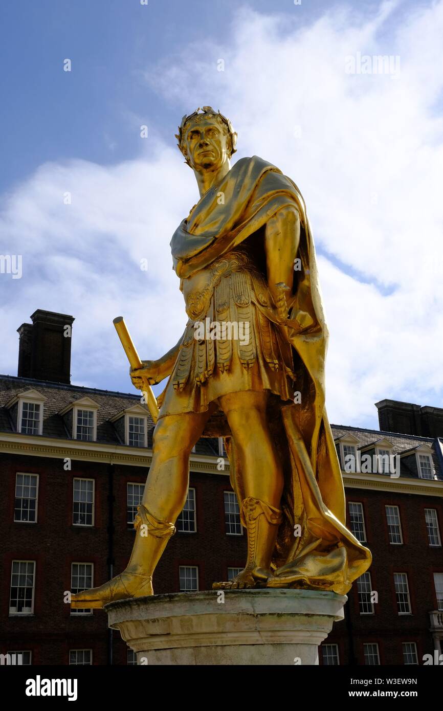Chelsea Hospital, Chelsea Pensioners, On Parade, Scarlet Coats, soldats retraités, logements abrités, Chelsea Barracks, Statue, Georgian, Londres. Banque D'Images