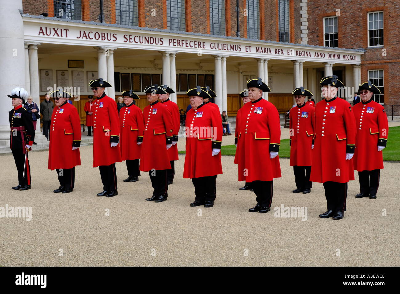 Chelsea Hospital, Chelsea Pensioners, On Parade, Scarlet Coats, soldats retraités, logements abrités, Chelsea Barracks, Statue, Georgian, Londres. Banque D'Images