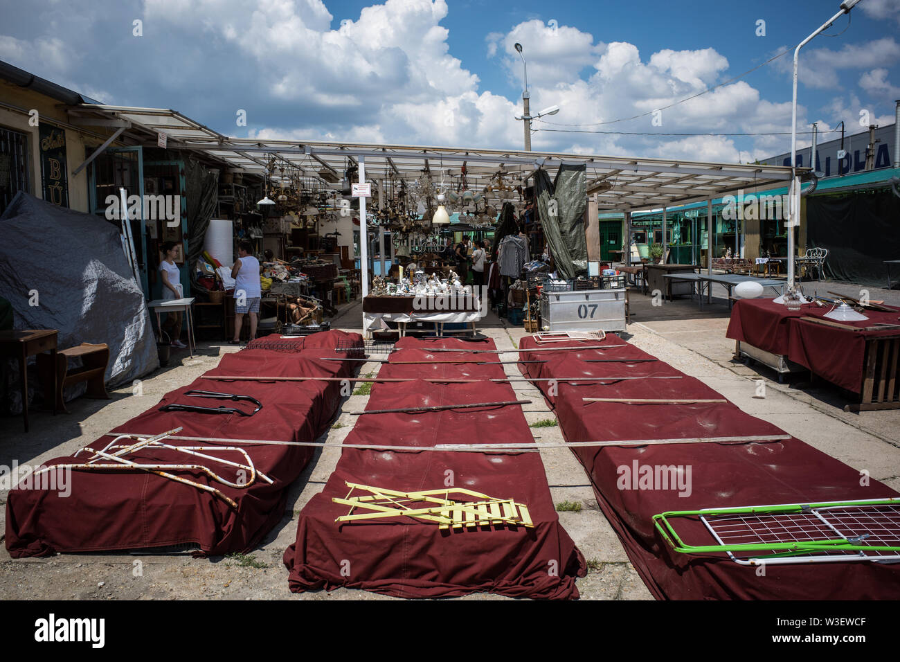 Antiquités - BROCANTES BUDAPEST HONGRIE - HASZNALTCIKK PIAC - VINTAGE ET RÉTRO DES MARCHANDISES POUR LA VENTE - MARCHE AUX PUCES BUDAPEST - VINTAGE BROCANTE © Frédéric Beaumont Banque D'Images
