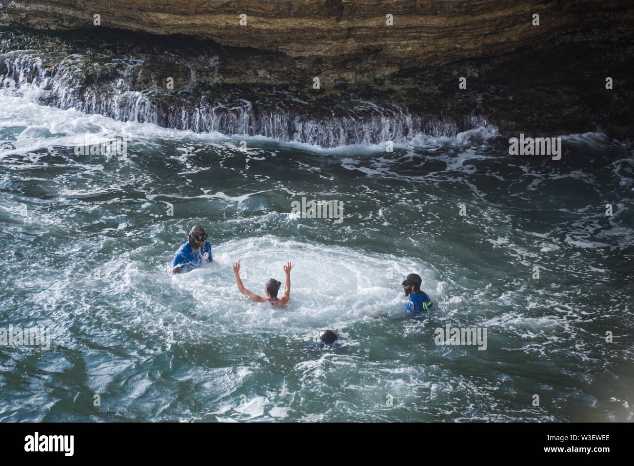 Concurrents sauter de rochers Rauche, Beyrouth, le lancement d'une hauteur de jusqu'à 27m, pour le Red Bull Cliff Diving world series 2019 Banque D'Images