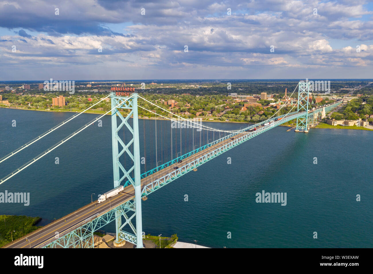 Detroit, Michigan - Le pont Ambassador, qui relie les États-Unis (au premier plan) et le Canada au cours de la rivière Détroit. Banque D'Images