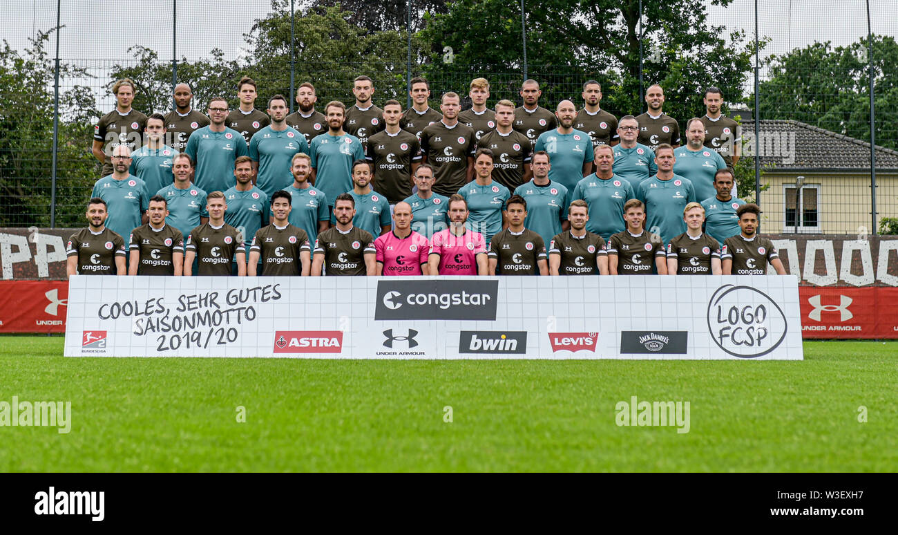 15 juillet 2019, Hambourg : Soccer : 2e séance de photo - Bundesliga FC St Pauli. Joueur, entraîneur et l'équipe des entraîneurs du FC St Pauli sont debout à une séance photo sur le terrain d'entraînement. 4e rangée (l-r) : Daniel Buballa Avevor, Christopher, Luca Zander, Marvin Knoll, Boris Tashchy, Johannes Flum, Marc Hornschuh, Kevin Lankford, Ersin Zehir, Rico Benatelli, Jan-Philipp Kalla 3e rangée (l-r) : Daniel Buballa, Jan-Philipp Kalla. Série (l-r) Mike : Muretic (physiothérapeute), Dominik Körner (physiothérapeute), Alexander sophistiqué (physiothérapeute), Jannik Niden Jeu (analyste), Philipp Ziereis, Henk Veerman, Floria Banque D'Images