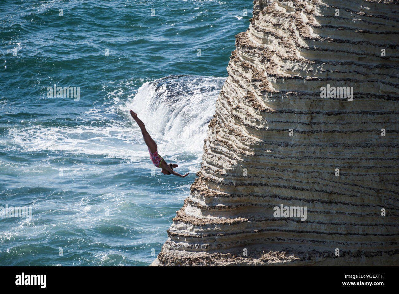 Concurrents sauter de rochers Rauche, Beyrouth, le lancement d'une hauteur de jusqu'à 27m, pour le Red Bull Cliff Diving world series 2019 Banque D'Images
