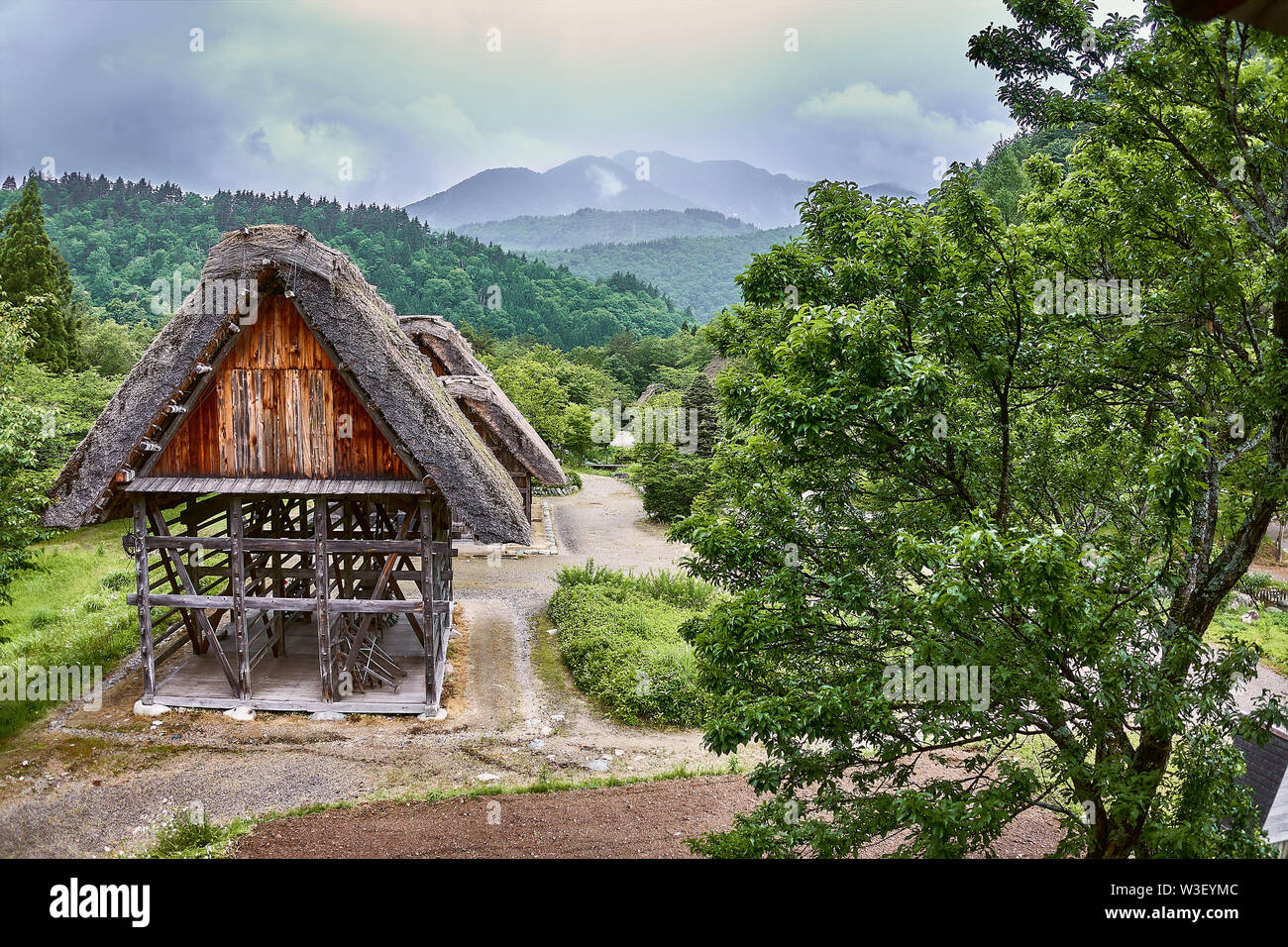 Toit de chaume traditionnel village Shirakawa farm house Gassho zukuri paysages du patrimoine mondial de l'architecture du paysage Japon voyage Gokayama Gifu Banque D'Images