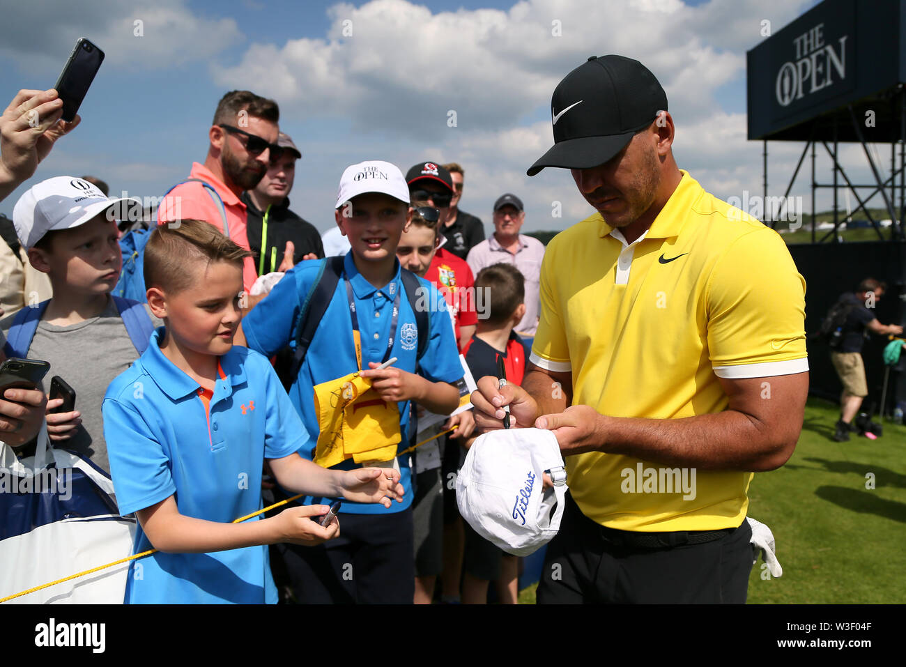 USA's Brooks Koepka, signe des autographes au cours de l'aperçu de la deuxième journée de l'Open Championship 2019 au Club de golf Royal Portrush. Banque D'Images