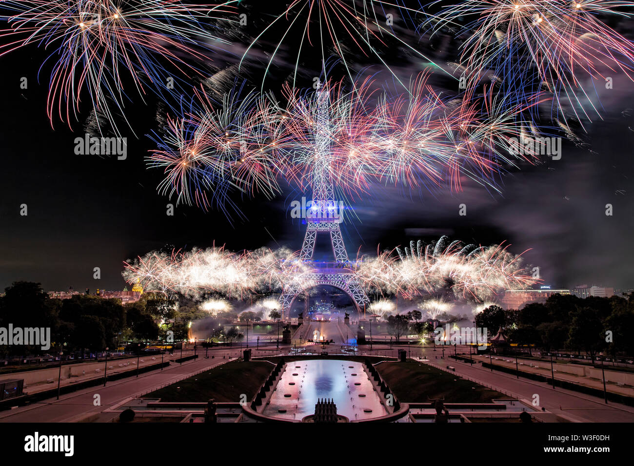Paris, France. 14 juillet, 2019. Scène de nuit de feux d'artifice à la Tour Eiffel, dans la capitale française Paris, 14 juillet, 2019. Banque D'Images