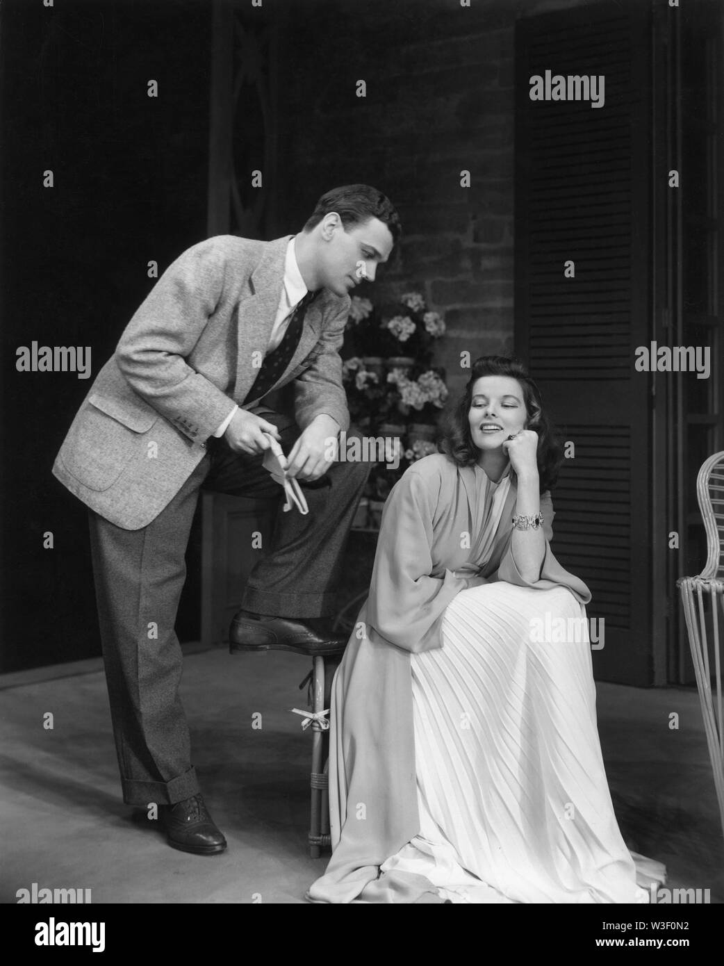 JOSEPH COTTEN et Katharine Hepburn dans L'HISTOIRE DE PHILADELPHIE 1939 écrit par Philip Barry réalisateur Robert B. Sinclair Settings Robert Edmond Jones Theatre Guild Production sur scène au Shubert Theatre Photo par Vandamm Studio New York Banque D'Images