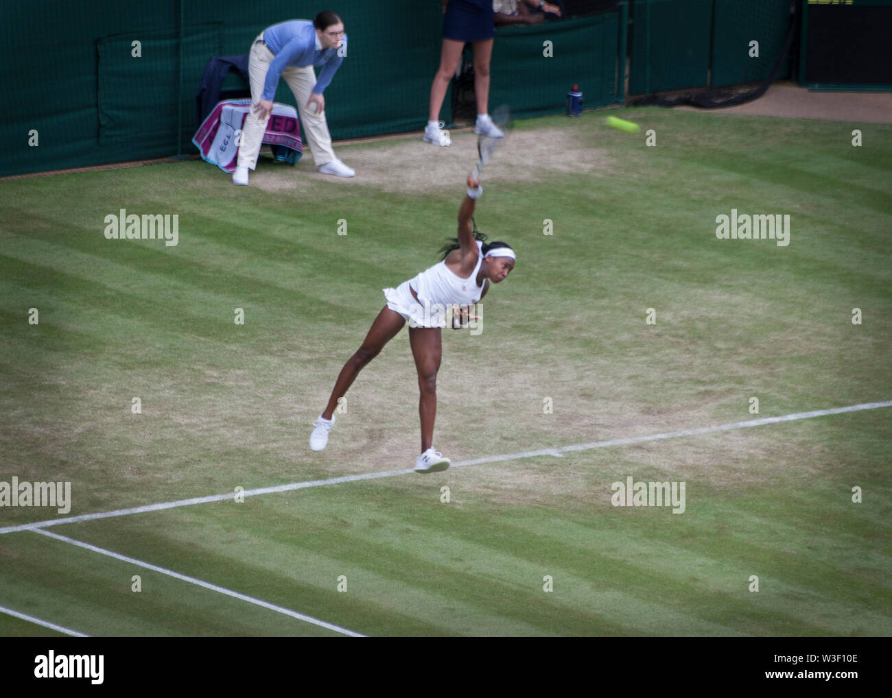'Coco' Cori Gauff 15 ans tennis player célèbre après avoir remporté son premier jeu centre court de Wimbledon Banque D'Images