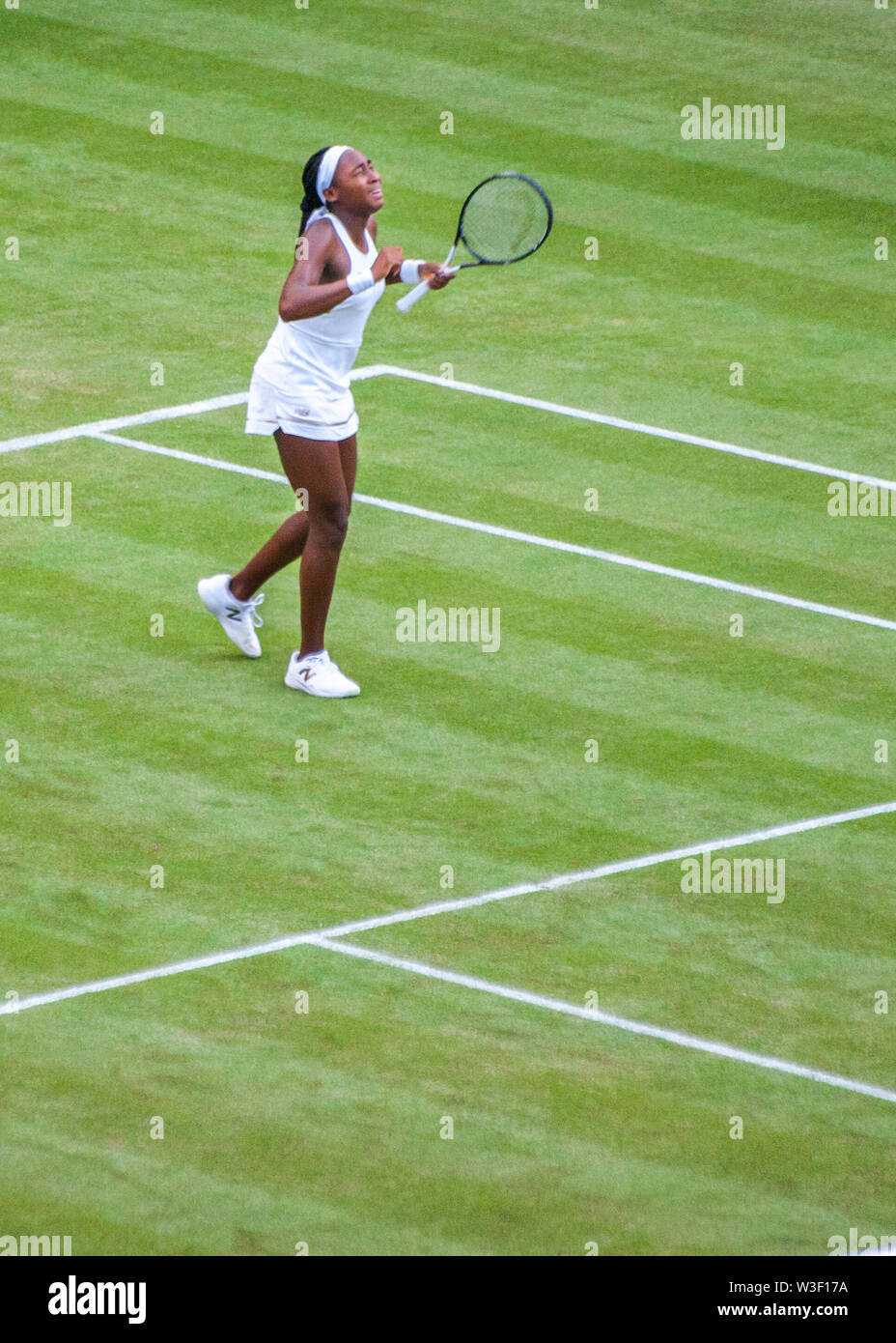 'Coco' Cori Gauff 15 ans tennis player célèbre après avoir remporté son premier jeu centre court de Wimbledon Banque D'Images 'Coco' Cori Gauff 15 ans tennis player célèbre après avoir remporté son premier jeu centre court de Wimbledon Banque D'Images