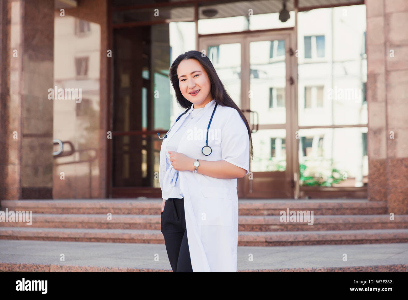 Closeup portrait of friendly female asian étudiant en médecine. Personnes - un médecin, une infirmière et un chirurgien en arrière-plan de l'éducation de l'université. Banque D'Images