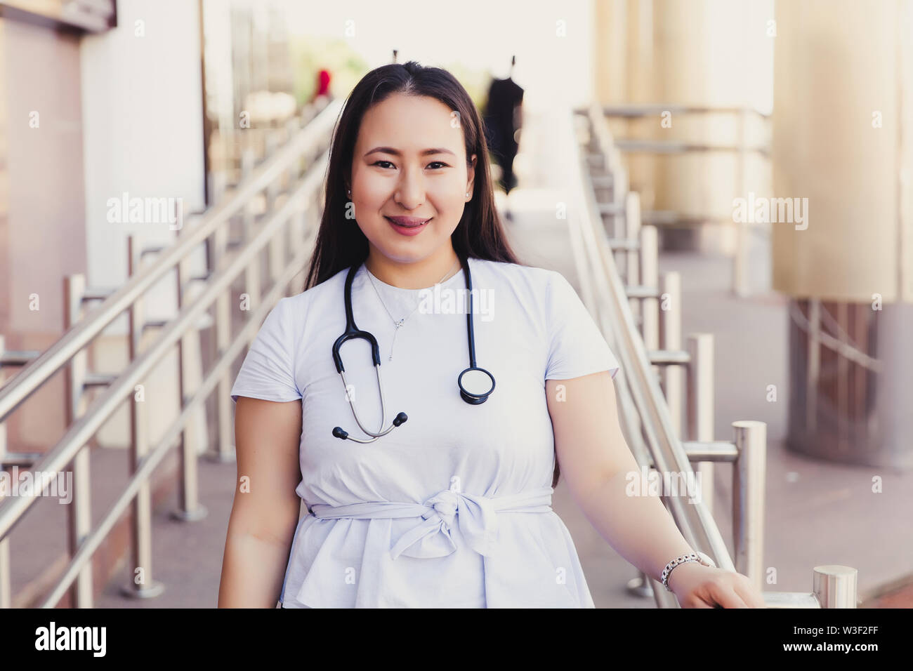 Closeup portrait of friendly female asian étudiant en médecine. Personnes - un médecin, une infirmière et un chirurgien en arrière-plan de l'éducation de l'université. Banque D'Images