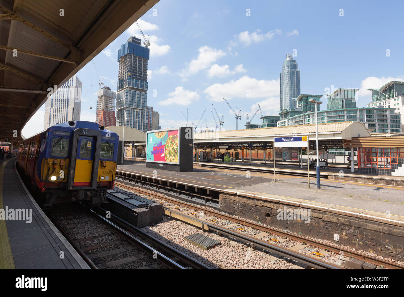 La gare de Vauxhall, Londres - South Western Railway train arrivant en gare Vauxhall Vauxhall, Londres, UK Banque D'Images