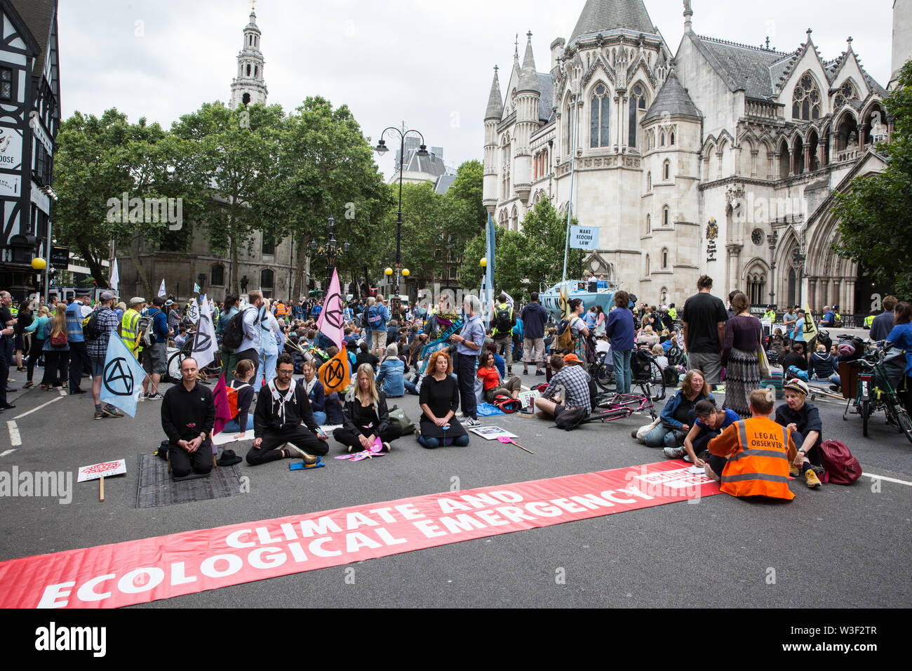 Londres, Royaume-Uni. 15 juillet, 2019. Les activistes de rébellion Extinction bloquer la route à l'extérieur de la Royal Courts of Justice, avec un bateau nommé le Polly Higgins après l'avocat qui se sont battus pour la reconnaissance juridique de l'écocide agissant en tant que centre de coordination pour leur protestation, au début de l'insurrection du groupe 'summer', une série de manifestations destinées à faire pression sur les administrations locales et centrales pour répondre à la crise climatique et de la biodiversité. Credit : Mark Kerrison/Alamy Live News Banque D'Images