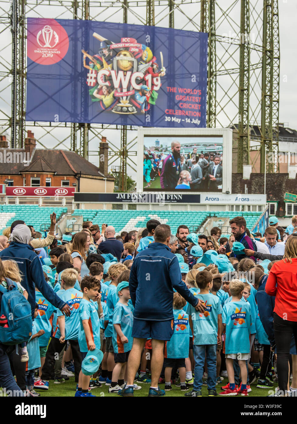 Londres, Royaume-Uni. 15 juillet, 2019. Liam Plunket, signant des autographes, comme l'Angleterre de la Coupe du monde de cricket ICC le défilé des lauréats du trophée de la Coupe du monde pour les fans de la Kia Oval.David Rowe/ Alamy Live News. Crédit : David Rowe/Alamy Live News Banque D'Images