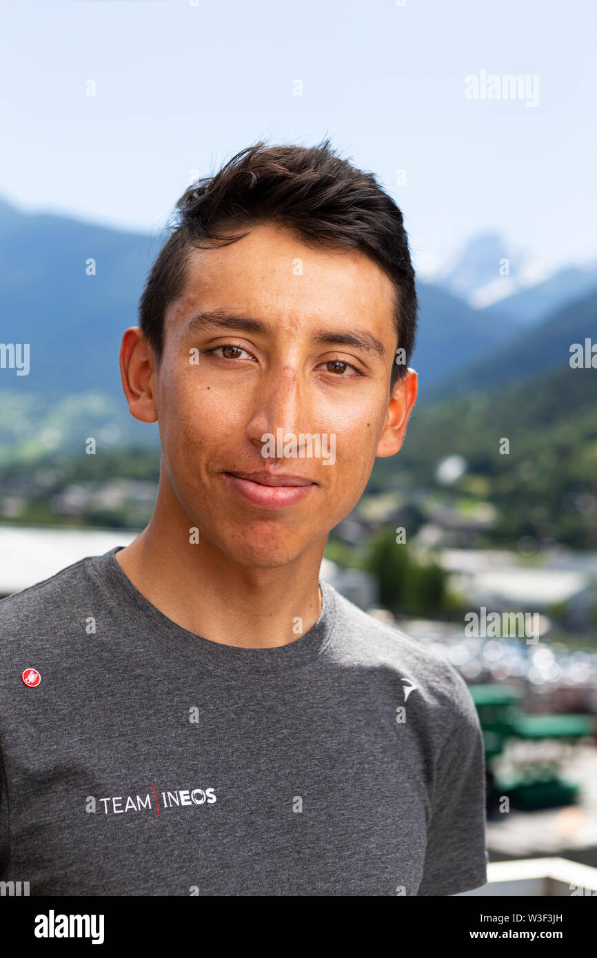 Portrait de Egan Bernal, le matin juste avant le départ de la dernière étape de la Tour de Suisse sur la terrasse de l'hotel Olympica à Brig, Valais, Suisse, le mardi 23 juin 2019. (© Dominique Steinmann pour 'Le Monde') Banque D'Images