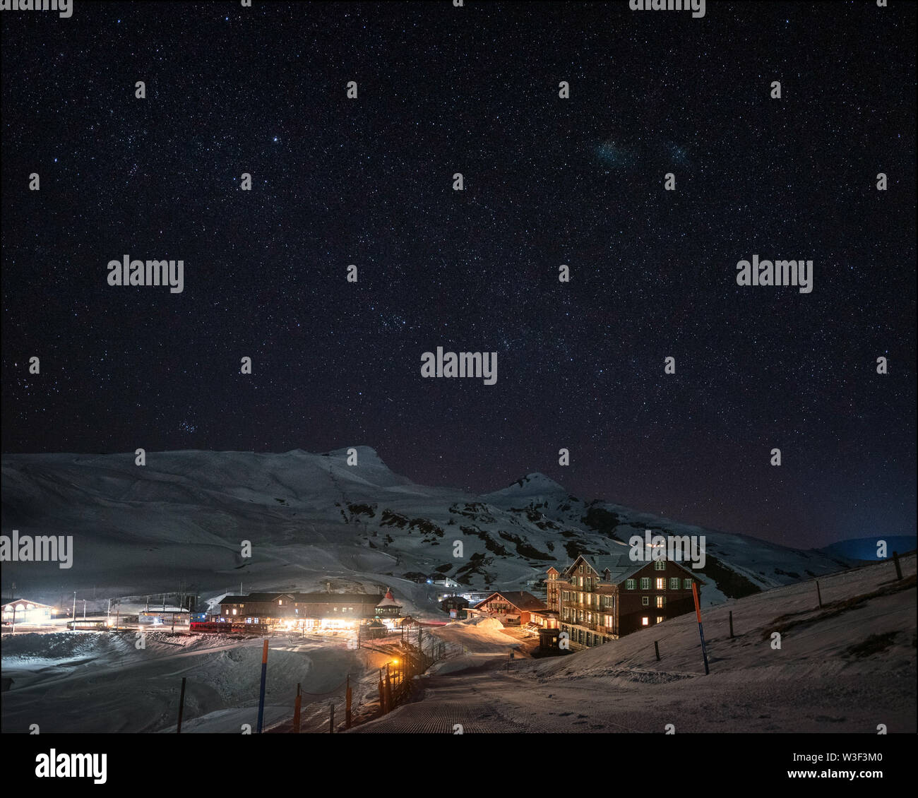 Kleine Scheidegg de nuit avec Lauberhorn Banque D'Images