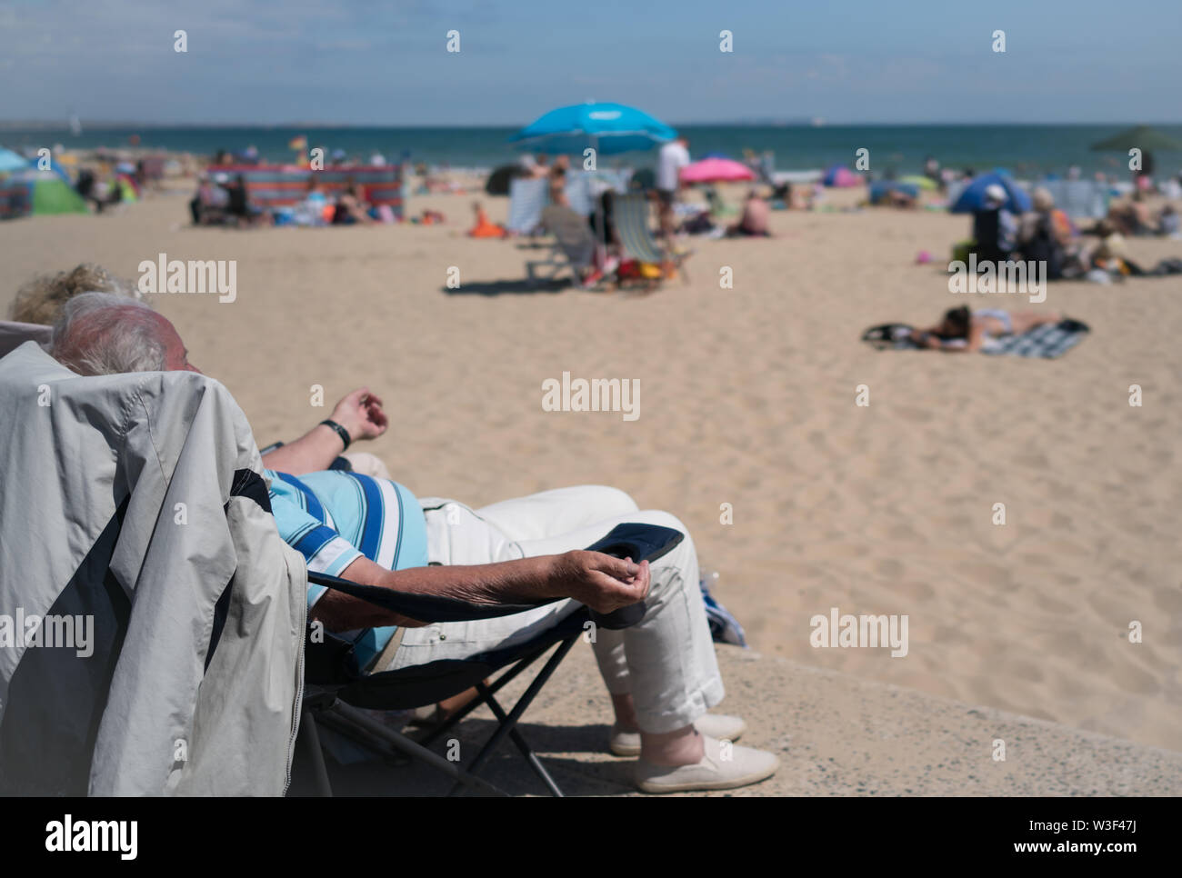 Les gens sur la plage de Sandbanks Poole Banque D'Images