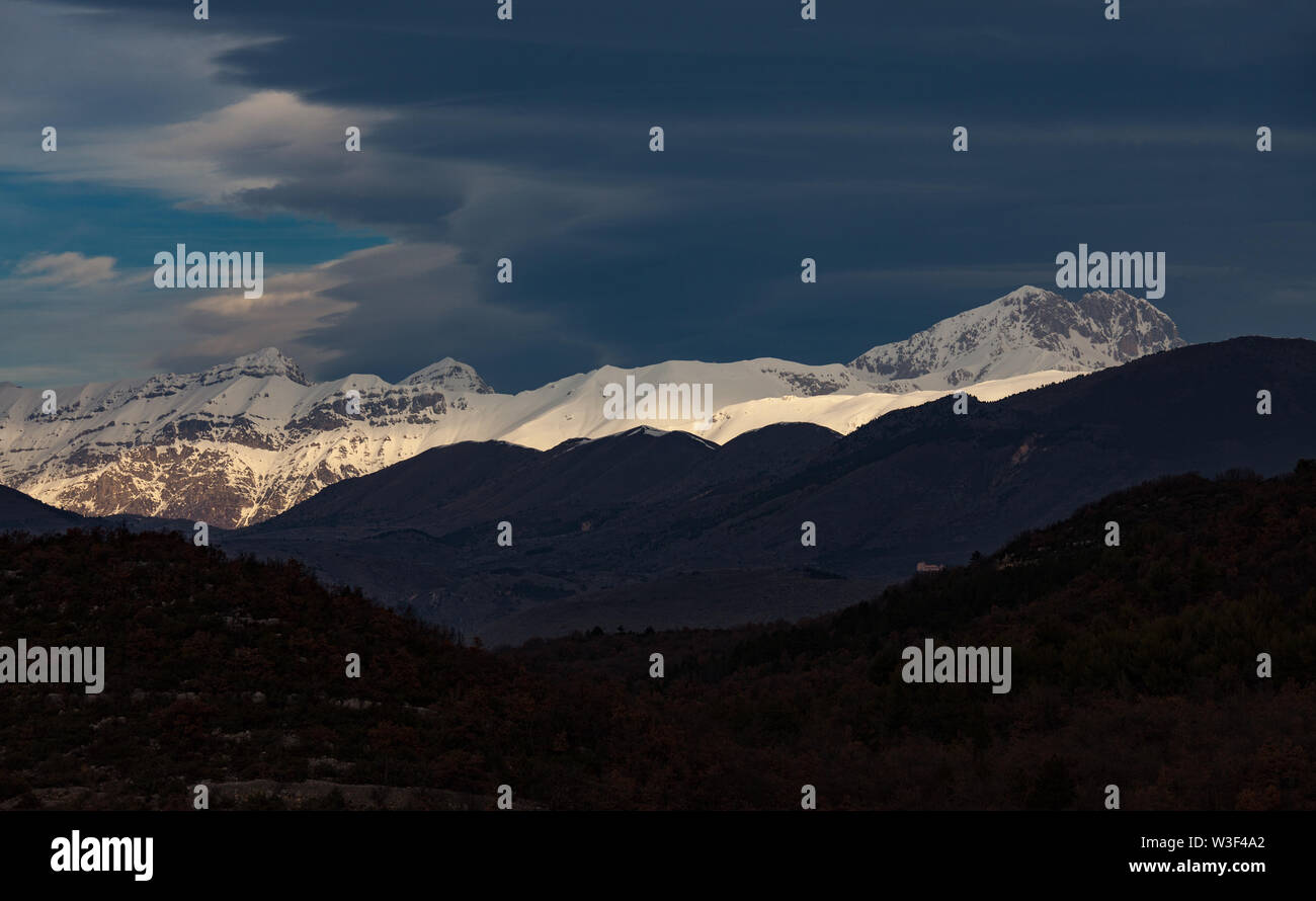 Les sommets de la chaîne Gran Sasso couverts de neige au crépuscule.Parc national de Gran Sasso et Monti della Laga, Abruzzes, Italie, Europe Banque D'Images