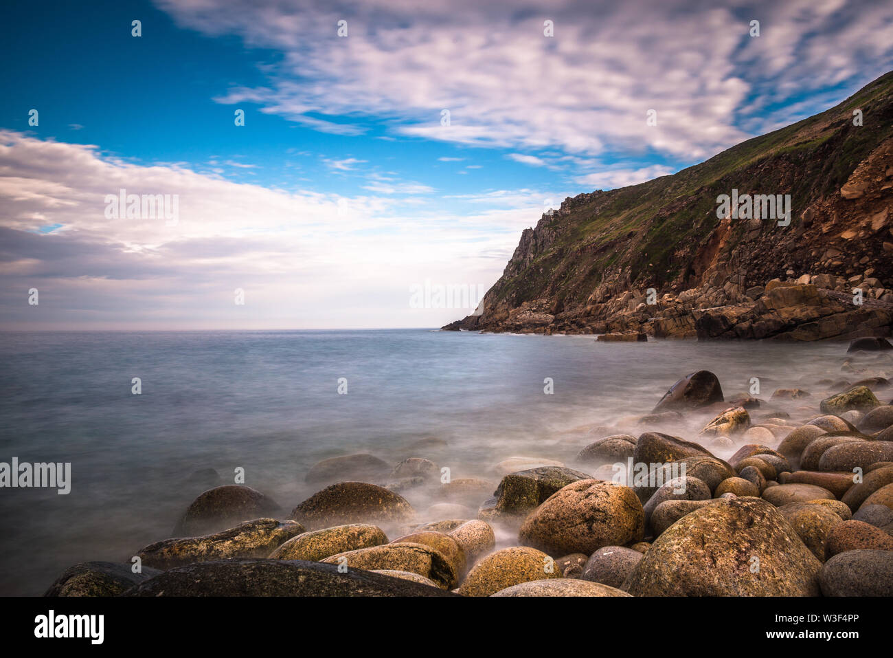 Porth Nanven est une crique rocheuse près de Land's End, Cornwall, Angleterre. UK. Banque D'Images