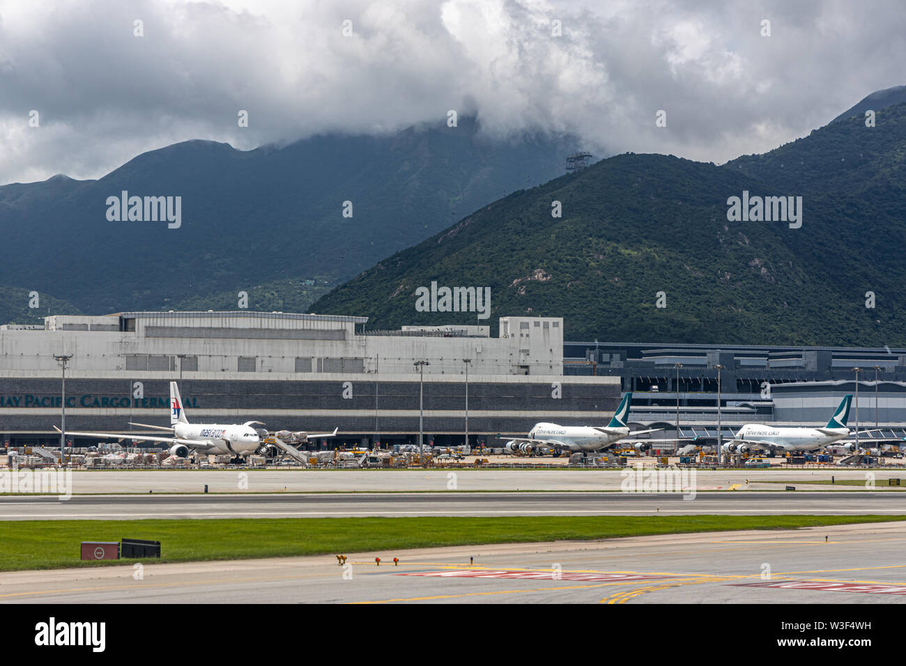 Lantau, Hong Kong - 22 juin 2018 : les avions prêts à décoller à la piste Banque D'Images