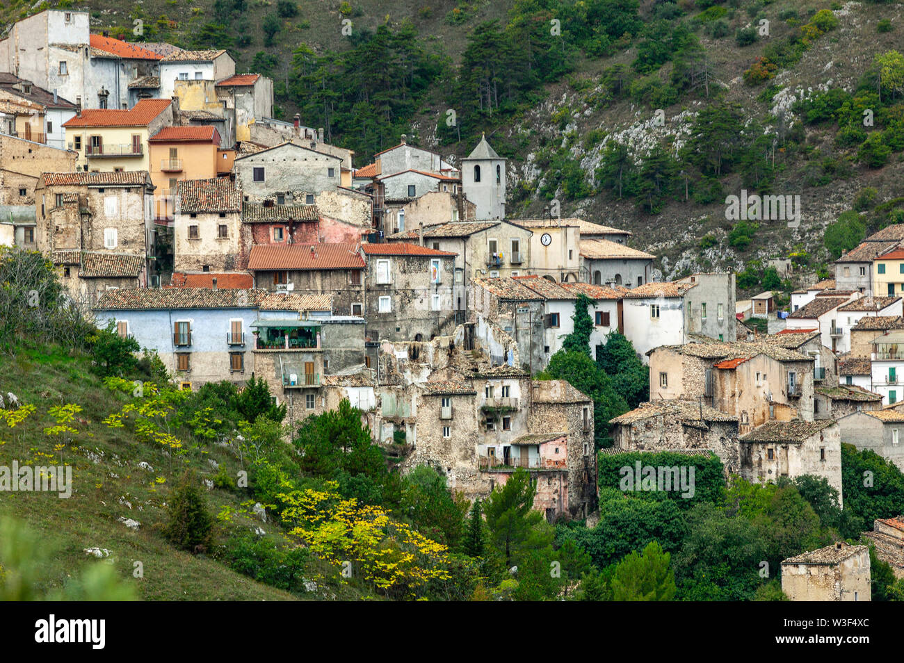 Petit village ancien de Prezza, au sommet d'une colline.Province de l'Aquila, Abruzzes, Italie, Europe Banque D'Images