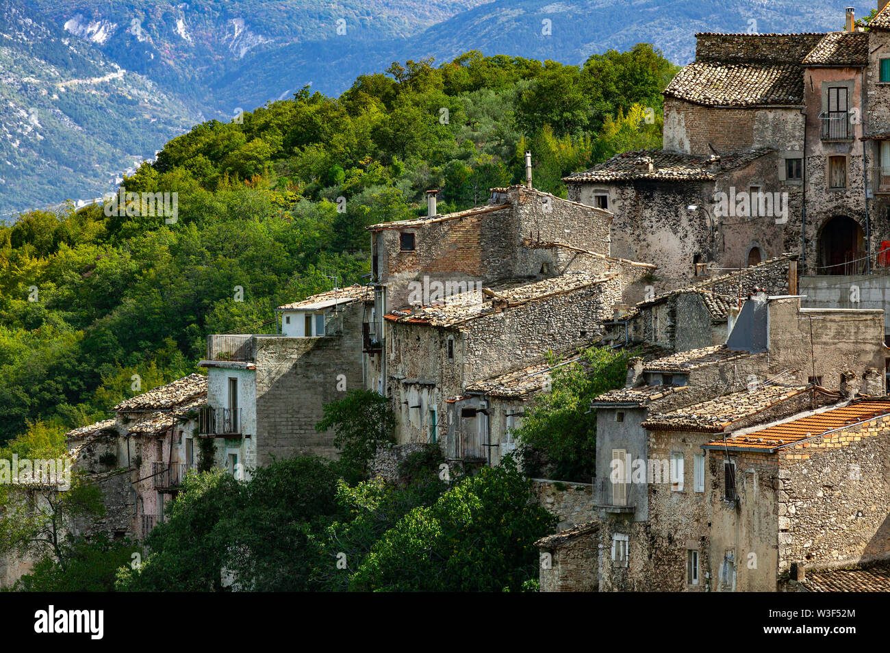 Petit village ancien de Prezza, au sommet d'une colline.Province de l'Aquila, Abruzzes, Italie, Europe Banque D'Images